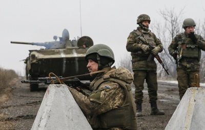 "Мы отводим тяжелую артиллерию. Наши бойцы остаются на позициях".