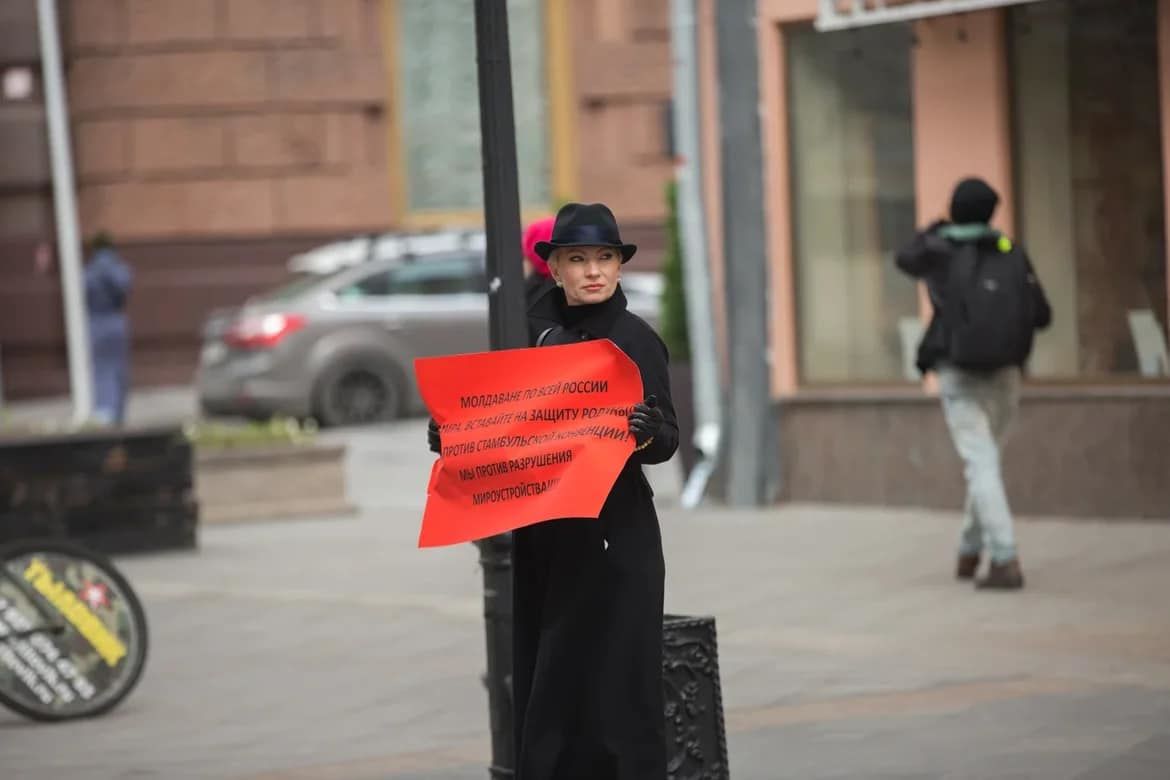 Певица Алина Делисс провела пикет в Москве против ратификации Стамбульской конвенции в Молдове.