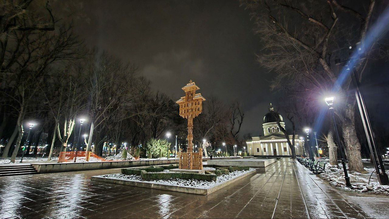 В сквере Кафедрального собора в Кишинёве подключили новое освещение.