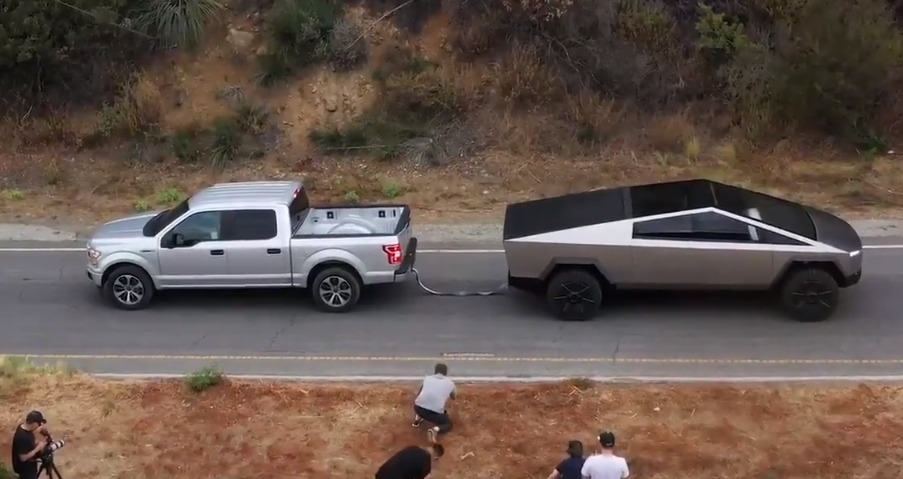 Пикап Tesla и Ford F-150 сыграли в перетягивание каната.