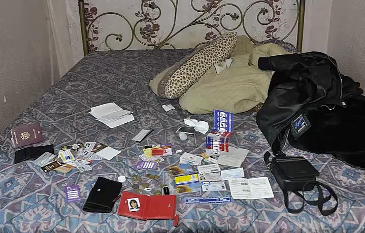 Potrivit poliţiei, bănuiţii atacau femei pe străzile slab iluminate şi le furau genţile.