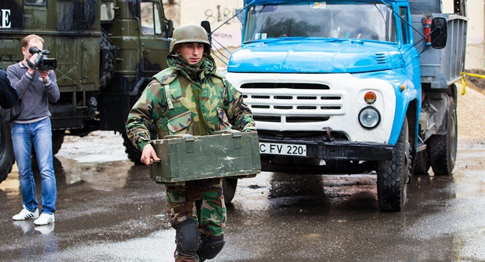 Bomba depistată la o şcoală din Chişinău avea o rază de acţiune de 200 de metri. Foto:  Sputnik/ Мирослав Ротарь