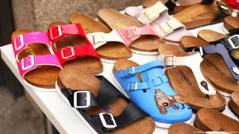 ​Birkenstock борется с подделками сандалий в Индии.