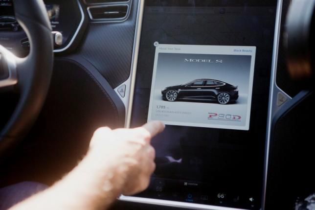 Производитель электромобилей из США Tesla убрал слово «автопилот».