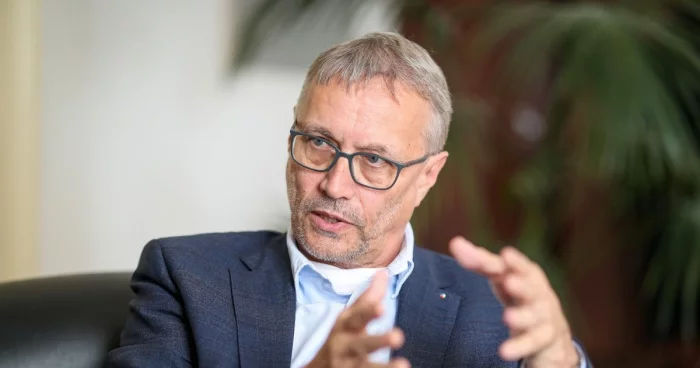 Чешский министр попал в ДТП и с переломом поехал на интервью.