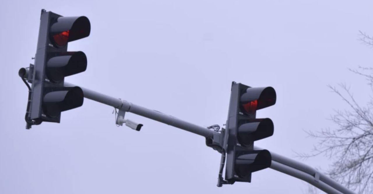 Poliția: Semafoarele nu funcționează din cauza unei pene masive de curent.