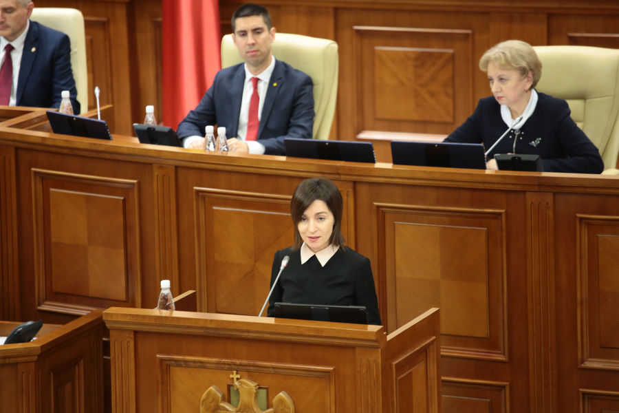 Премьер-министр Майя Санду выступает в парламенте.