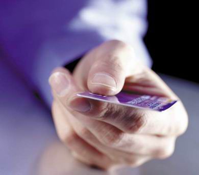 Trei cetăţeni ai Bulgariei au fost condamnaţi pentru trei infracţiuni informatice comise în Moldova, după ce au sustras bani de pe cardurile bancare a peste 150 de persoane.