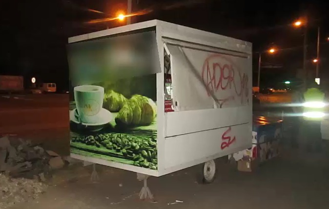 Poliţiştii au stabilit că bănuiţii aveau un loc ascuns într-o construcţie nefinisată, unde depozitau diferite bunuri, care ar fi fost furate.