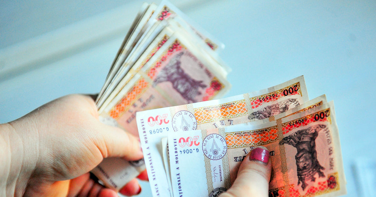 Salariul mediu lunar pe economie, prognozat pentru anul 2025, va crește cu 2.400 de lei.