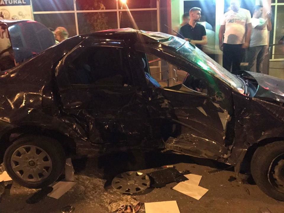 Maşina răsturnată: Martorii spun cum au încercat să salveze victimele