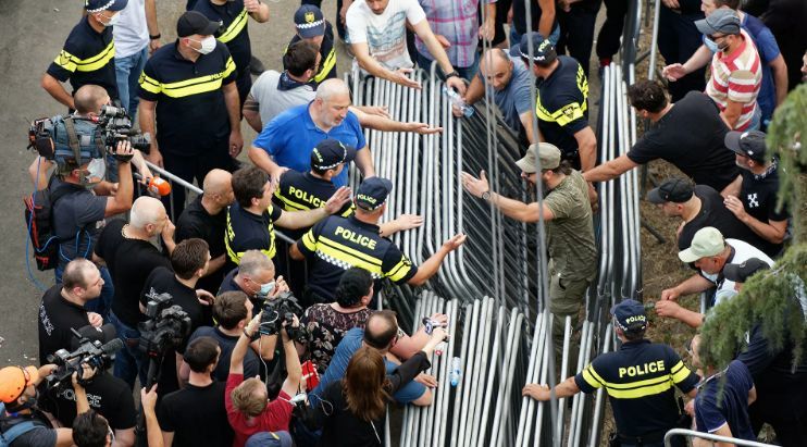 Умер журналист, которого избили противники ЛГБТ в Тбилиси.