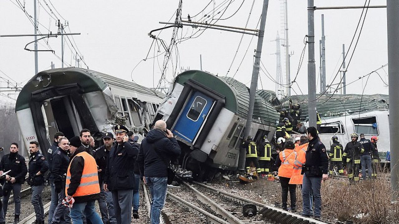 Momentul în care trenul de la Milan a deraiat, surprins de camere video