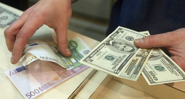 Leul se depreciază în faţa principalelor valute de referinţă.