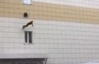 Люди выпрыгивали из окон горящего кемеровского торгового центра.