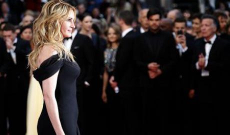 Julia Roberts, desculţă pe covorul roşu al festivalului. Foto: EPA