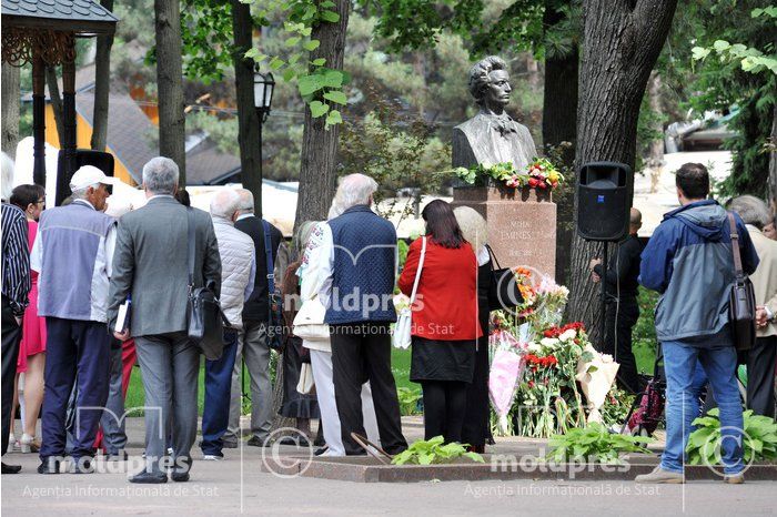 В Кишиневе почтили память поэта Михая Эминеску.