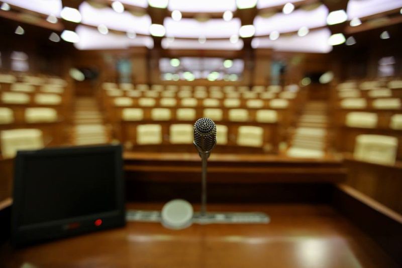 Социалисты выдвинули вотум недоверия министру здравоохранения.