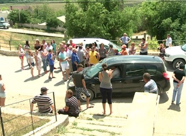 Oamenii spun ca cei care l-au votat pe fostul primar ar fi primit bani si cadouri. Foto: protv.md