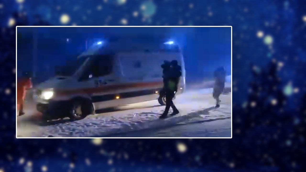 Poliția a ajutat o ambulanță, blocată pe un drum înzăpezit, să transporte un copil la spital.