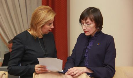 Corina Fusu şi Irina Vlah s-au certat la şedinţa Guvernului din cauza Codului Educaţiei aprobat de către deputaţii găgăuzi. Foto: tribuna.md