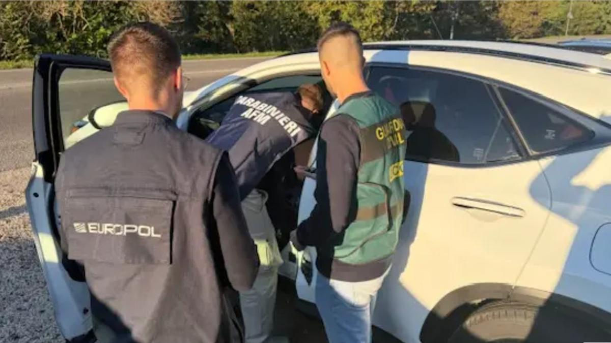 Europol: Hoți de mașini hibride de lux, originari din Moldova, reținuți în Belgia, Italia și Spania.