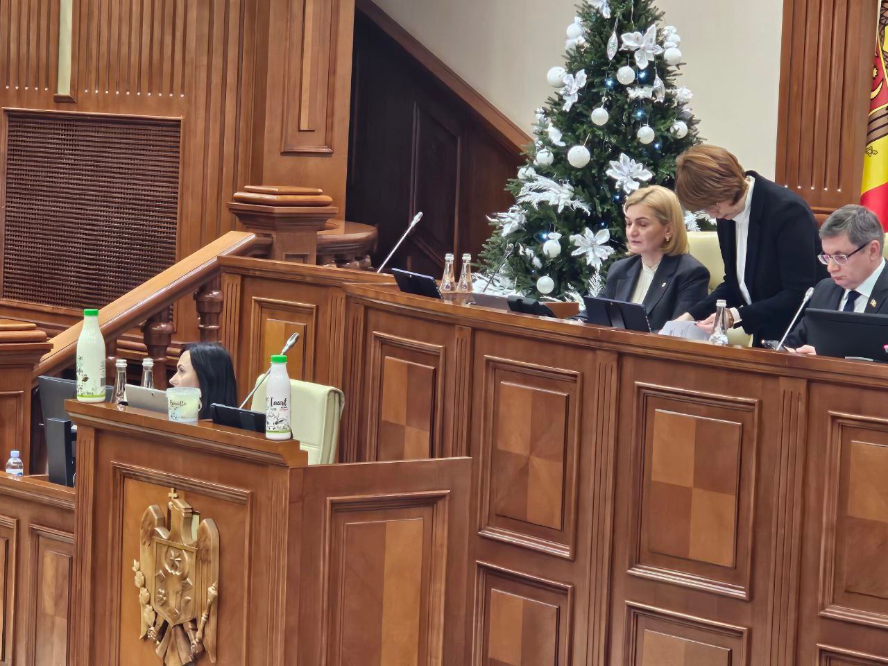 Costiuc a adus mai multe produse lactate în Parlament și a cerut audierea șefului ANSA.
