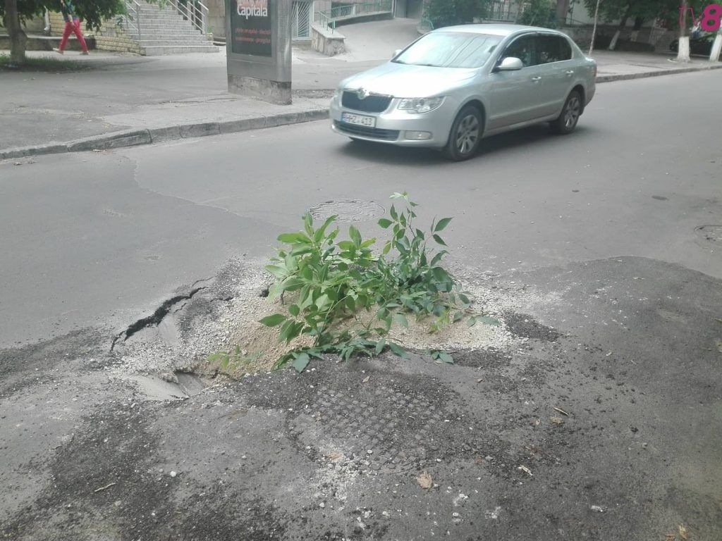 На одной из столичных улиц снова провалился асфальт.