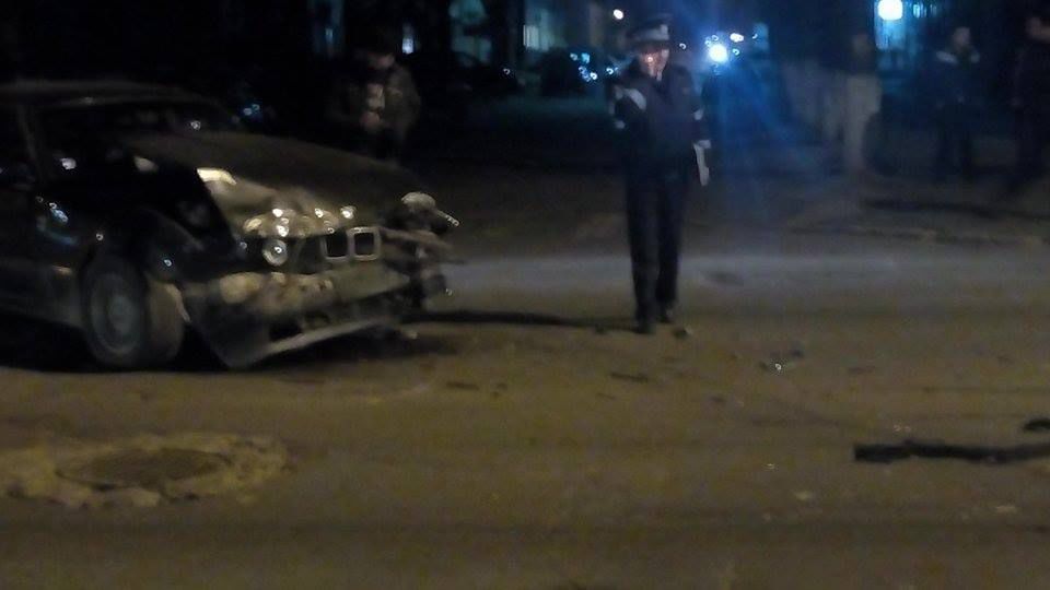 Două automobile, un BMW şi un Audi, s-au ciocnit puternic în centrul capitalei. Foto: jurnal.md