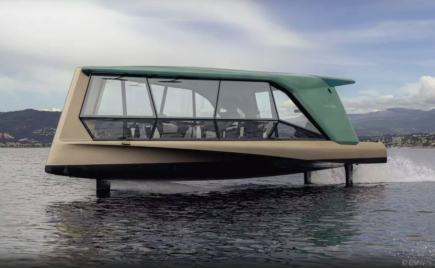 BMW представила электрический катер на подводных крыльях The Icon.