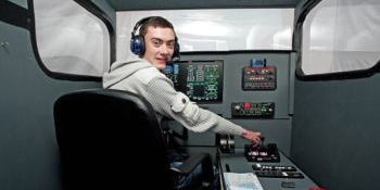 Cabina este dotată cu aceleaşi comenzi ca cele dintr-un avion de linie 
