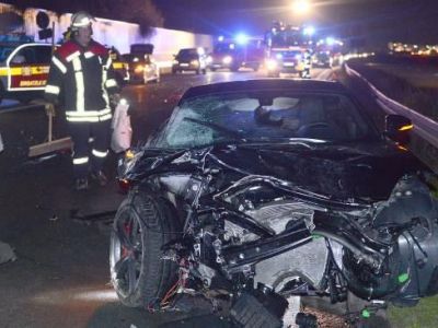 Maşina se deplasa pe un pod, iar din cauza gheții a derapat și a căzut de la 10 metri înălțime. Foto: sport.ro