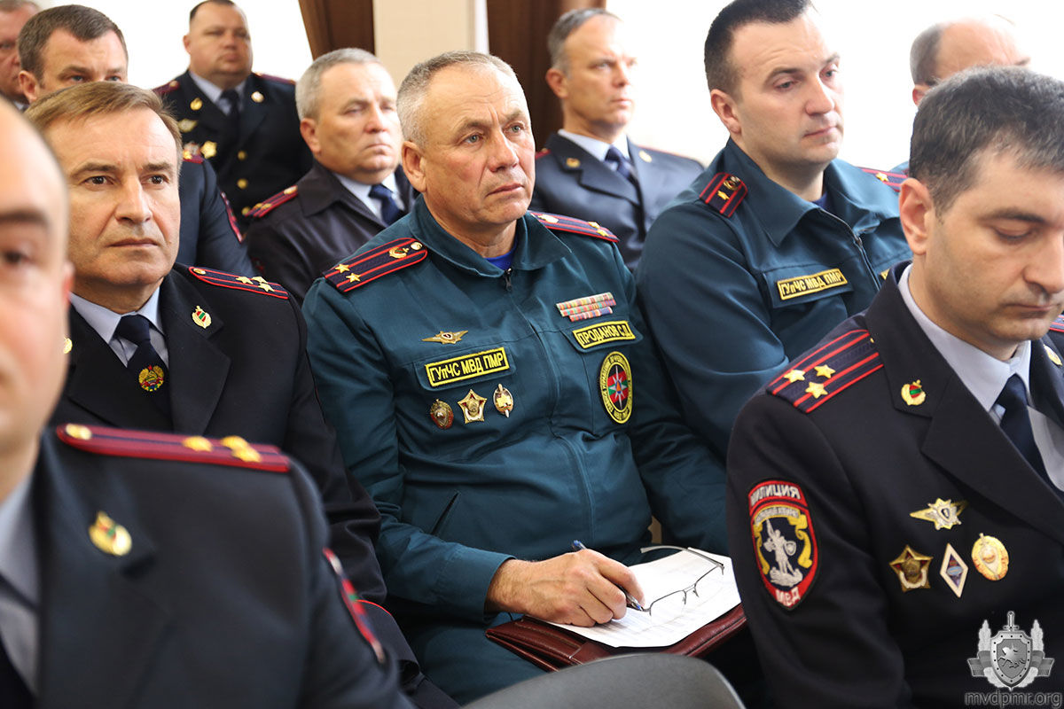 В расширенном совещании приняли участие руководители органов и подразделений ведомства и их заместители.