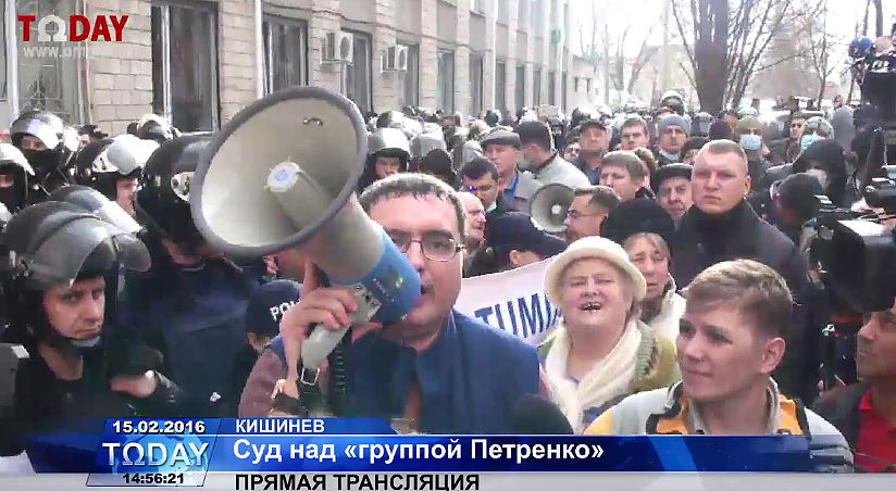 Тысячи людей по призыву Усатого требуют свободы Петренко.