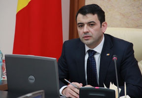 Кирилл Габурич подписал документ, видимо, не заметив, что его фамилия написана неправильно. Фото: moldova24.net
