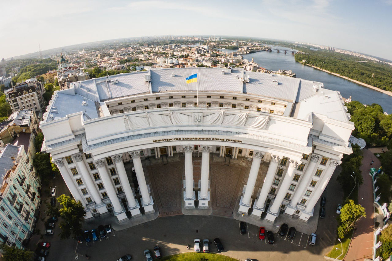 Здание МИД Украины получило повреждения в результате российской атаки.