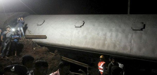 20 de persoane au decedat, iar alte 100 au fost rănite după ce două trenuri de pasageri au deraiat. Foto: REUTERS / ANI / Handout