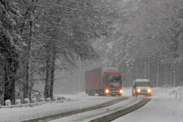 Autorităţile speră că astăzi, 19 decembrie, pe parcursul zilei se va reuşi deblocarea drumurilor în întregime.