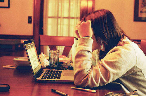 În Rusia există aşa-numitele "fabrici de troli" sau postaci, oameni plătiţi pentru a avea o astfel de activitate online.