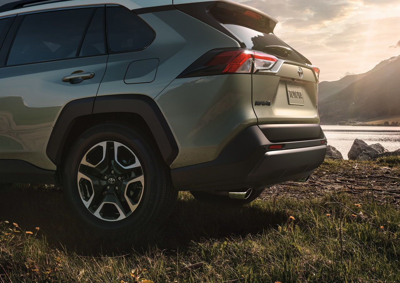 На автосалоне в Нью-Йорке дебютировало пятое поколение кроссовера Toyota RAV4.