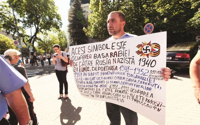 În ultimele două zile, o mână de unionişti a protestat zgomotos în faţa Primăriei Chişinău.