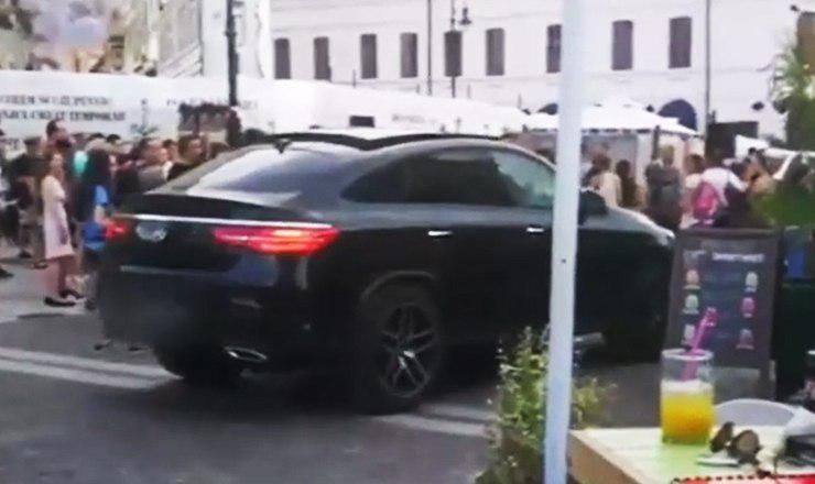 Водитель заехал на автомобиле в пешеходную зону в старом центре румынского города Крайова.