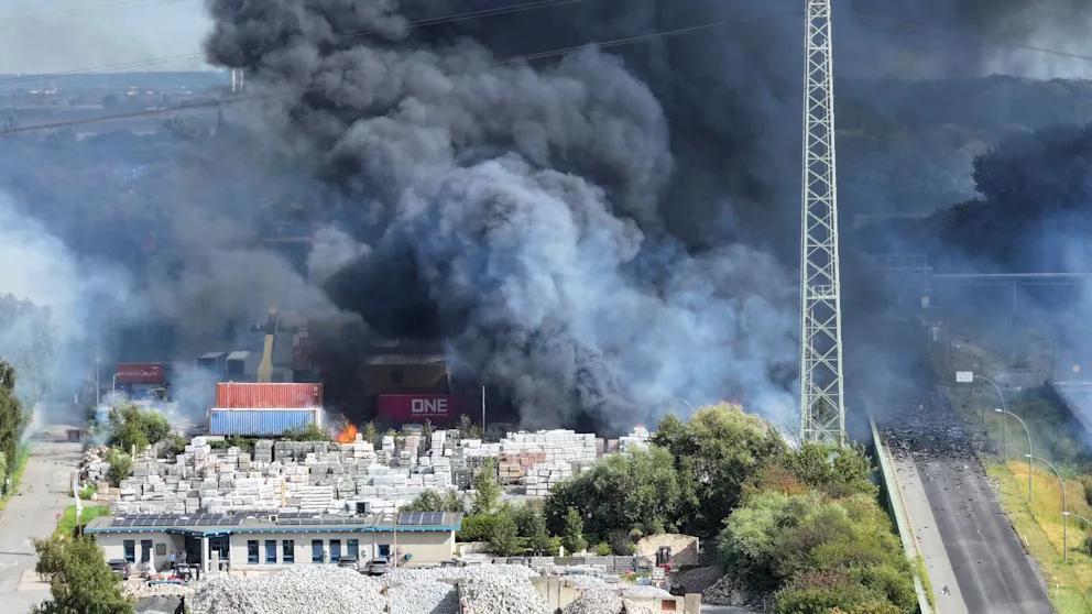 Un incendiu puternic a izbucnit în portul din Hamburg: Se aud explozii.
