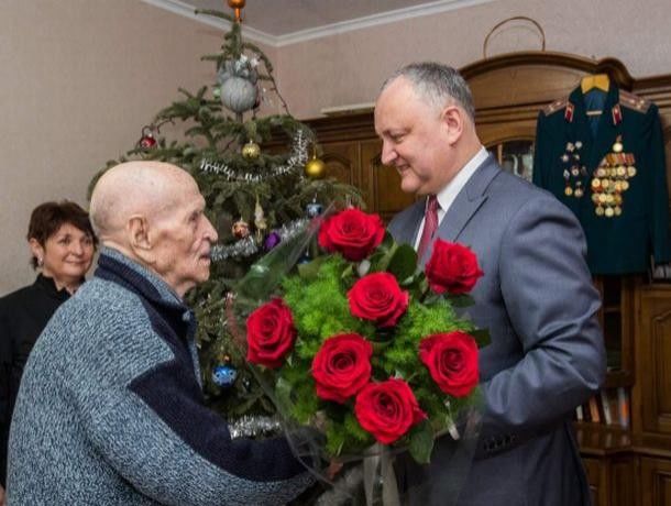 Глава государства поздравил полковника в отставке, которому 20-го января исполнилось 100 лет.