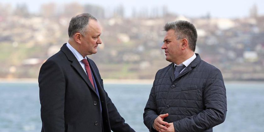 Позицию президента Молдовы Игоря Додона Красносельский считает непоследовательной.