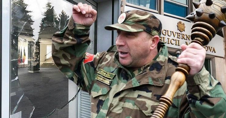 Мужчине, разбившему дверь в здании правительства, грозит до 7 лет тюрьмы. Фото: Point.md