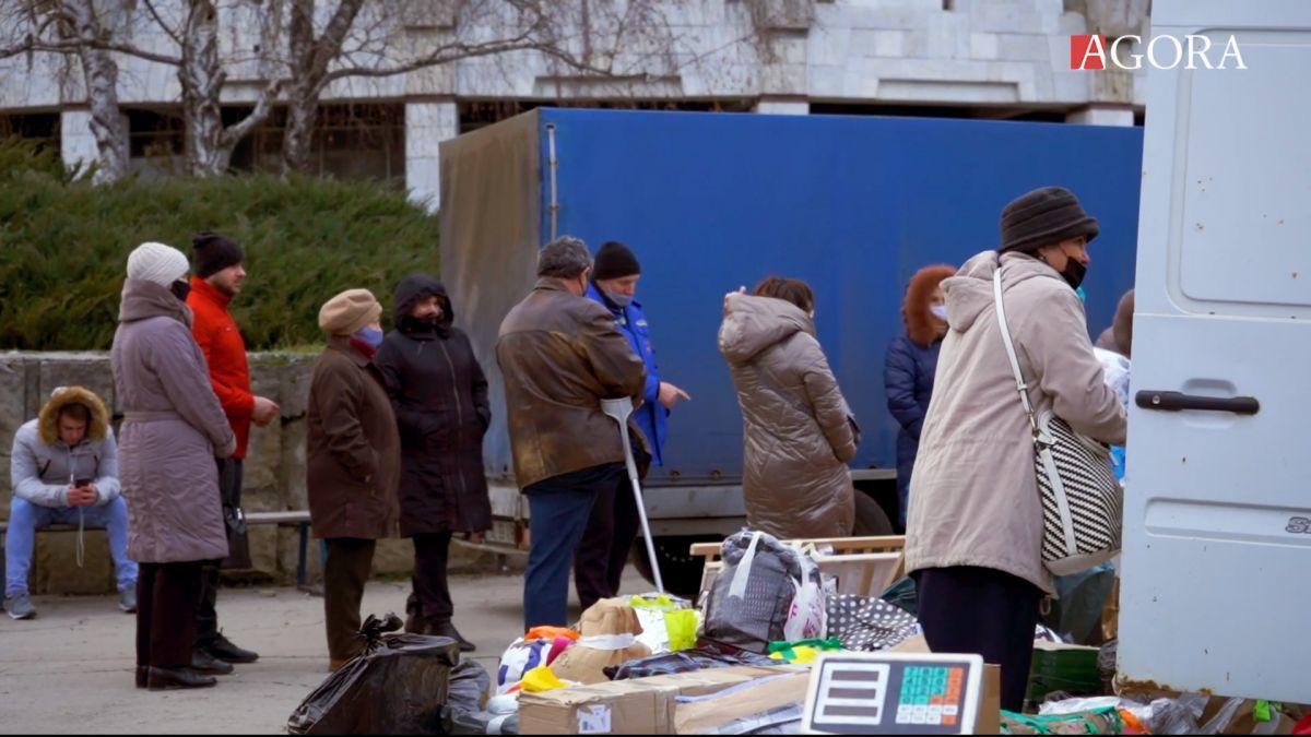 В столице люди стоят в очередях за посылками от родственников из-за границы.
