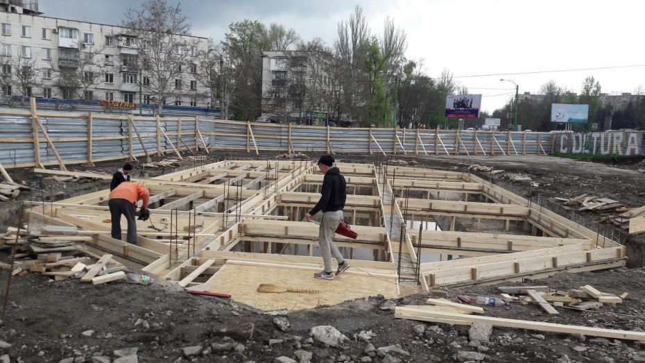 Рабочие начали работу над основой фонтана.