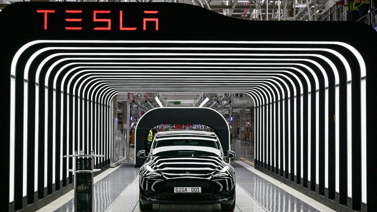 Акции Tesla выросли более чем на 15% после неожиданного визита Маска в Китай.