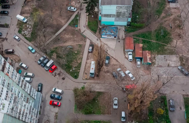 В столице продолжается благоустройство дворов многоэтажных домов.